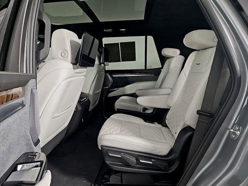 Used 2025 Cadillac Escalade Sport Platinum AWD/4WD image 11