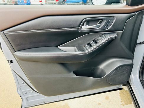Used 2023 Nissan Rogue SL AWD/4WD image 13