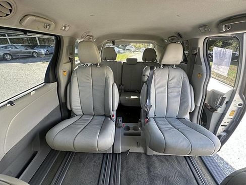 Used 2013 Toyota Sienna XLE image 13