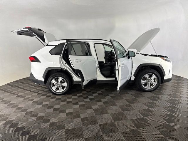 Used 2025 Toyota RAV4 XLE AWD/4WD image 15