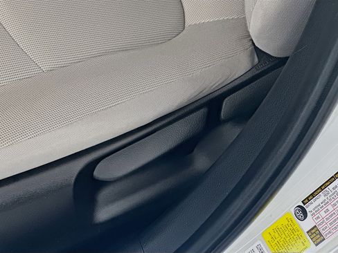 Used 2022 Toyota Corolla LE FWD image 13