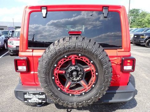 Used 2018 Jeep Wrangler Unlimited Sahara w/ Uconnect 4C Nav & Sound Group AWD/4WD image 5