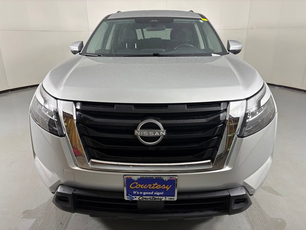 Used 2024 Nissan Pathfinder SV FWD image 3