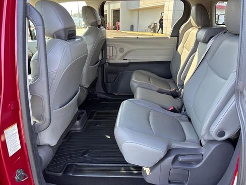 Used 2021 Toyota Sienna XLE image 9