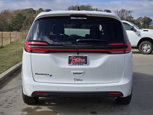 New 2026 Chrysler Pacifica Select w/ S Appearance Package image 4