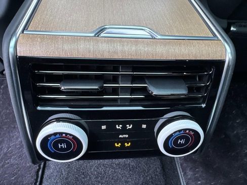 Used 2023 Land Rover Range Rover SV image 18