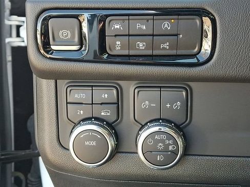 Used 2025 GMC Yukon XL Denali AWD/4WD image 8