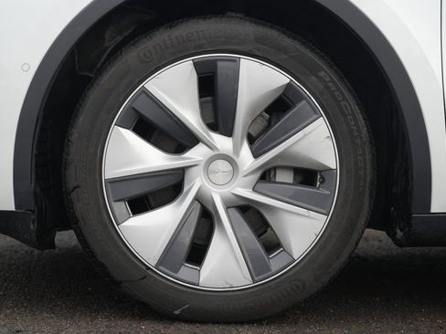 Used 2022 Tesla Model Y Long Range image 13