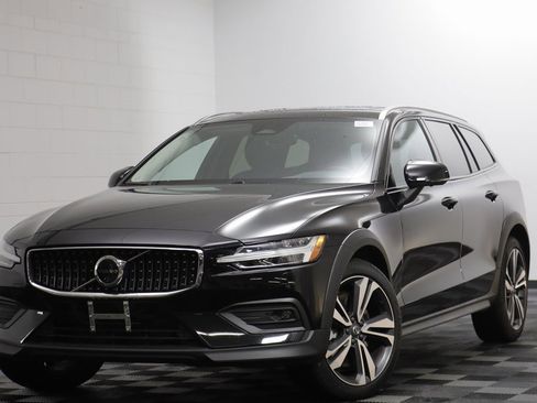 Used 2025 Volvo V60 B5 Cross Country Plus image 1