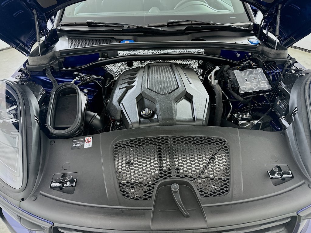 Certified 2025 Porsche Macan AWD/4WD image 32