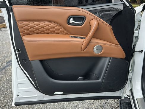 Used 2022 INFINITI QX80 Sensory image 17