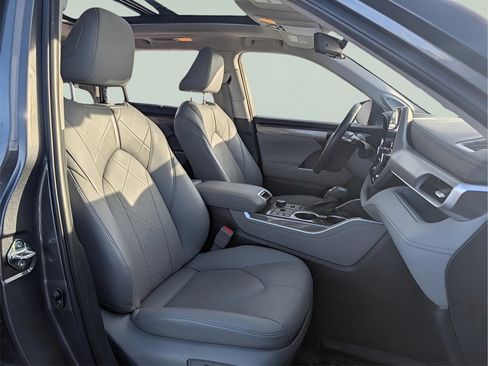 Used 2023 Toyota Highlander Platinum image 23