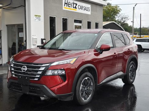 Used 2024 Nissan Rogue SV image 3