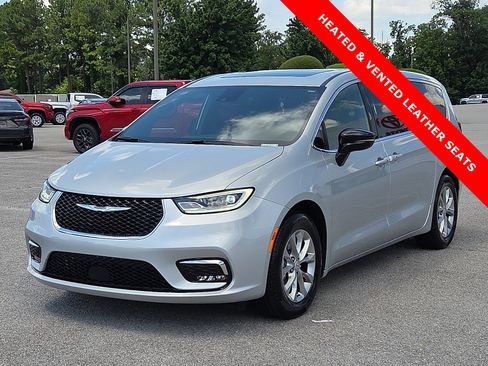 Used 2026 Chrysler Pacifica Limited FWD image 2