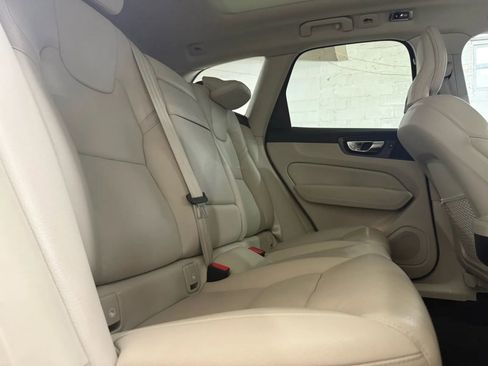 Used 2021 Volvo XC60 T5 Momentum AWD/4WD image 12