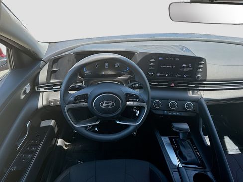 Used 2025 Hyundai Elantra SE FWD image 18