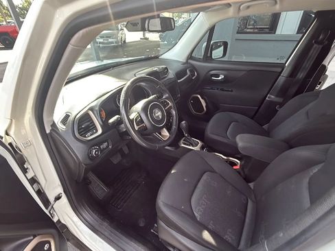 Used 2017 Jeep Renegade Latitude FWD image 18