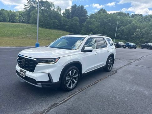 Used 2023 Honda Pilot Touring image 4