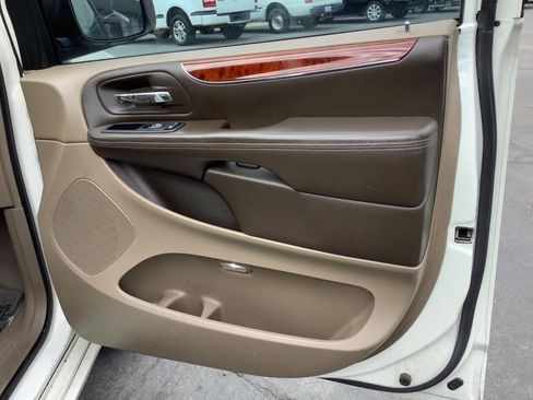 Used 2012 Chrysler Town & Country Limited image 41