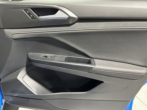 Certified 2025 Volkswagen Taos SE image 34