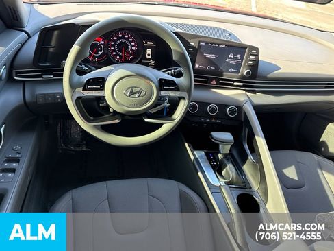 Used 2022 Hyundai Elantra SE image 16