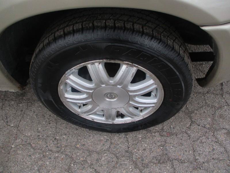 Used 2007 Chrysler Town & Country Touring FWD image 7