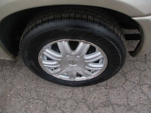 Used 2007 Chrysler Town & Country Touring FWD image 7