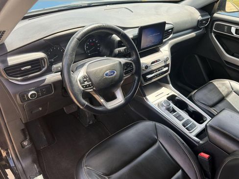 Used 2021 Ford Explorer XLT w/ Equipment Group 202A RWD image 4