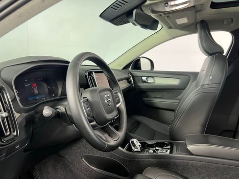 Used 2025 Volvo XC40 B5 Plus image 21
