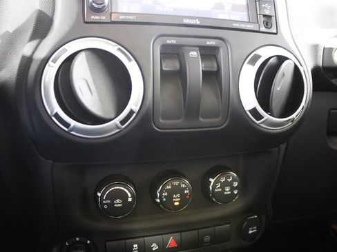 Used 2012 Jeep Wrangler Rubicon w/ PWR Convenience Group image 14