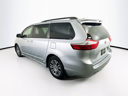 Used 2019 Toyota Sienna XLE image 5