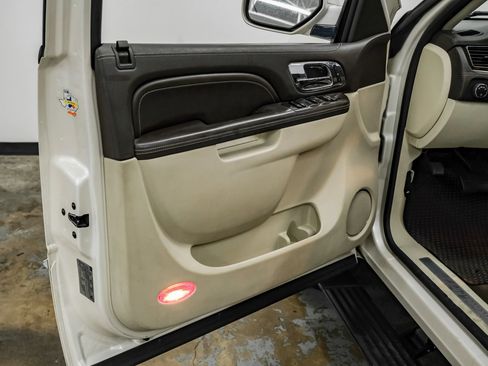 Used 2014 Cadillac Escalade ESV Platinum RWD image 35