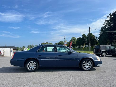 Used 2009 Cadillac DTS w/ Sun And Sound Package FWD image 2