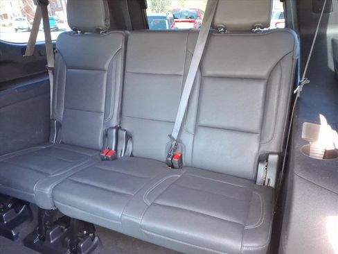 Used 2022 Chevrolet Suburban Z71 w/ Luxury Package image 14