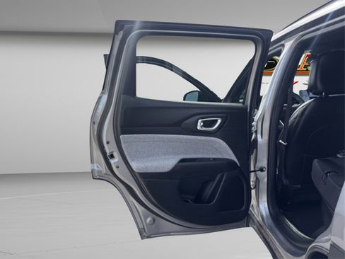 Used 2024 Jeep Compass Latitude image 23