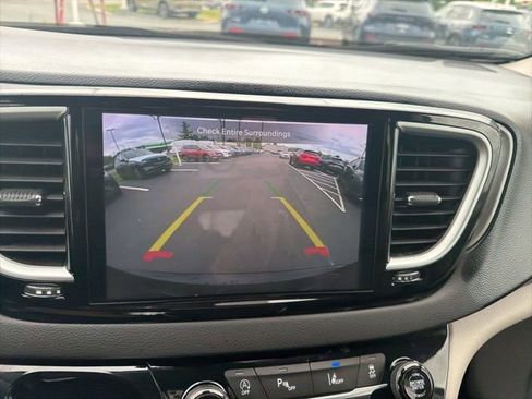 Used 2024 Chrysler Pacifica Touring-L FWD image 43