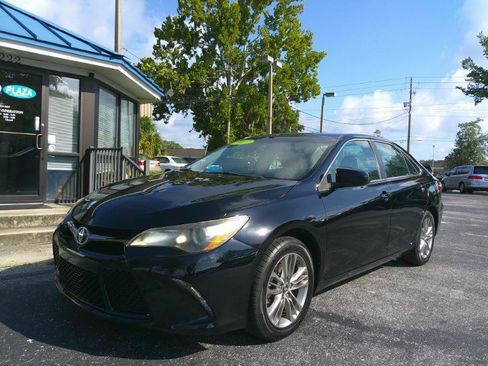 Used 2017 Toyota Camry SE FWD image 2