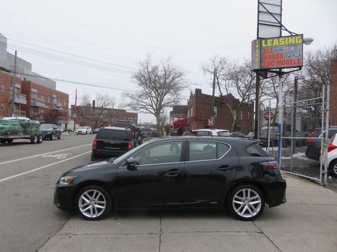 Used 2017 Lexus CT 200h w/ Navigation System Package image 7