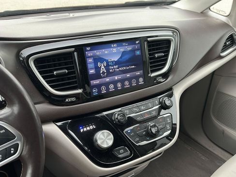 Used 2018 Chrysler Pacifica Touring-L w/ Advanced Safetytec Group FWD image 16