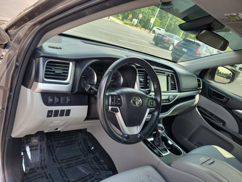 Certified 2018 Toyota Highlander Plus w/ Carpet Mat Package (TMS) AWD/4WD image 18