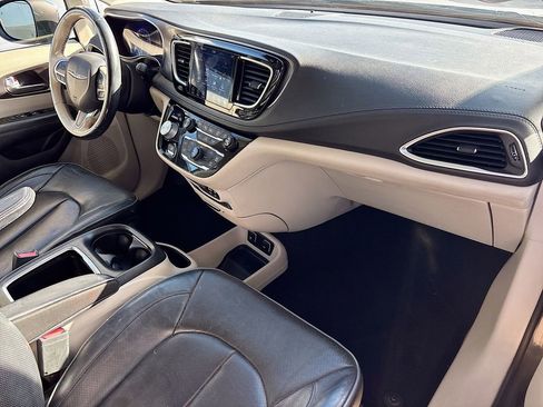 Used 2018 Chrysler Pacifica Limited w/ Tire & Wheel Group image 31