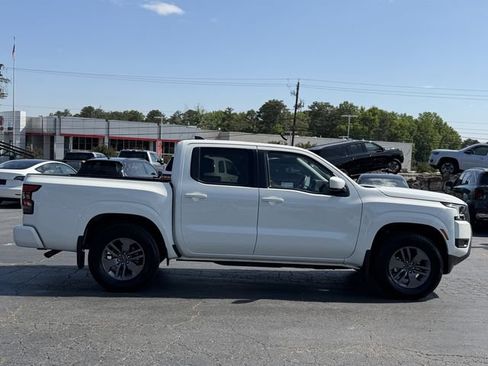 Used 2025 Nissan Frontier SV w/ Tow Package RWD image 8