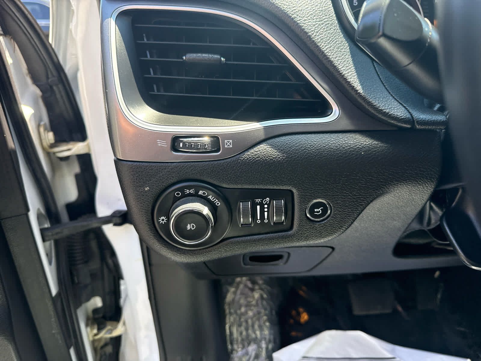 Used 2019 Jeep Cherokee Latitude Plus w/ Comfort/Convenience Group AWD/4WD image 18