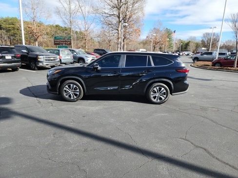 Used 2023 Toyota Highlander XLE image 4