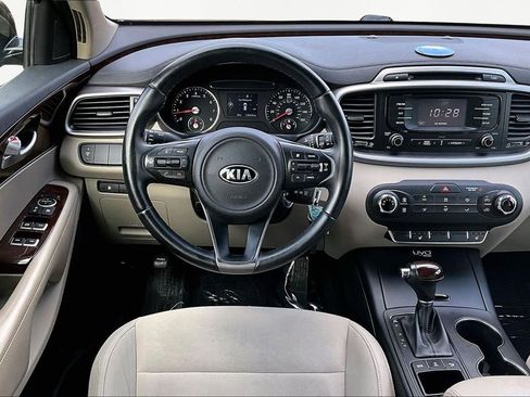 Used 2016 Kia Sorento LX w/ LX Convenience Package image 5