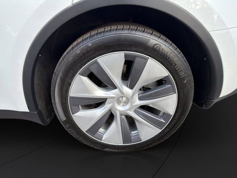 Used 2022 Tesla Model Y Long Range image 22