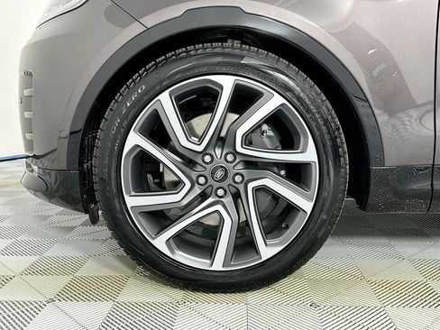 Used 2025 Land Rover Discovery Dynamic SE image 9
