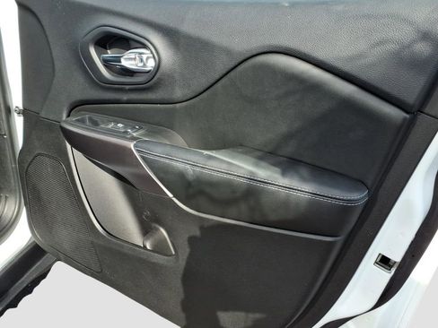 Used 2019 Jeep Cherokee Latitude Plus image 9