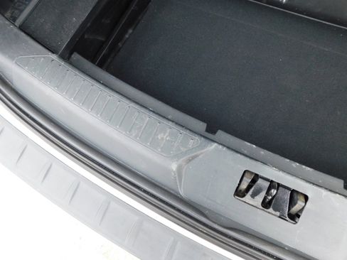 Used 2021 Ford Explorer XLT image 34