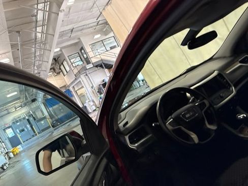 Used 2018 GMC Acadia SLE FWD image 10